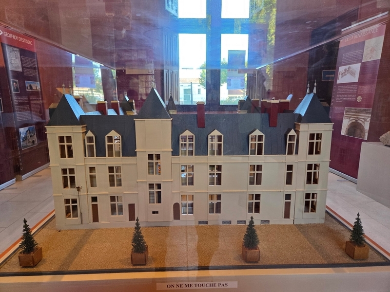 3.1.photo sortie surprise maquettte du chateau de coulonges sur lautize